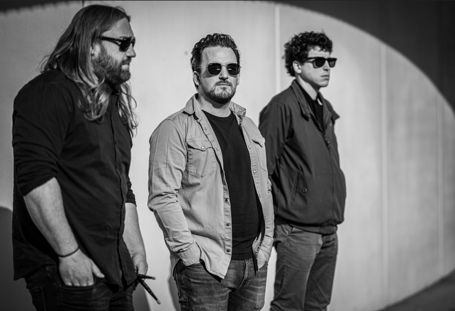 TROUBLED WATER © TROUBLED WATER