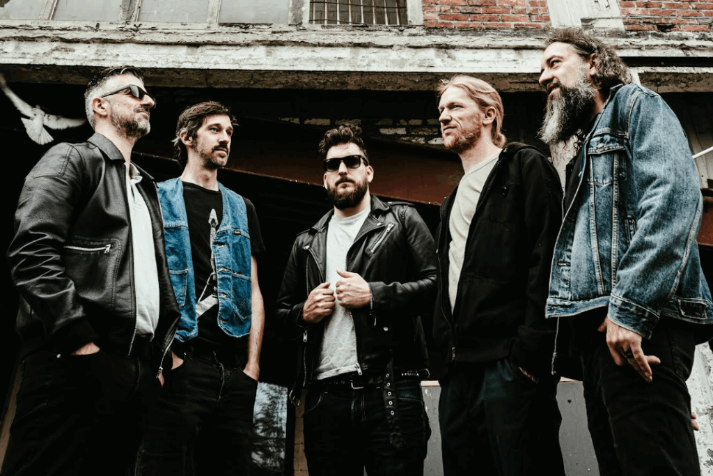 LONEWOLVES IN PARADISE © LONEWOLVES IN PARADISE