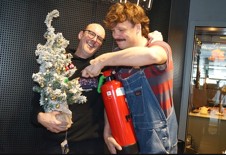 BRENNT VANNESTE in de Urgent FM-studio © Wouter De Sutter