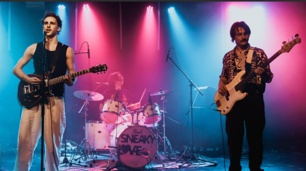 SNEAKY LOVE © Chloé Leclercq