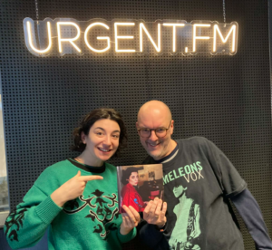 ROSIE STUART BIJ URGENT FM © URGENT FM