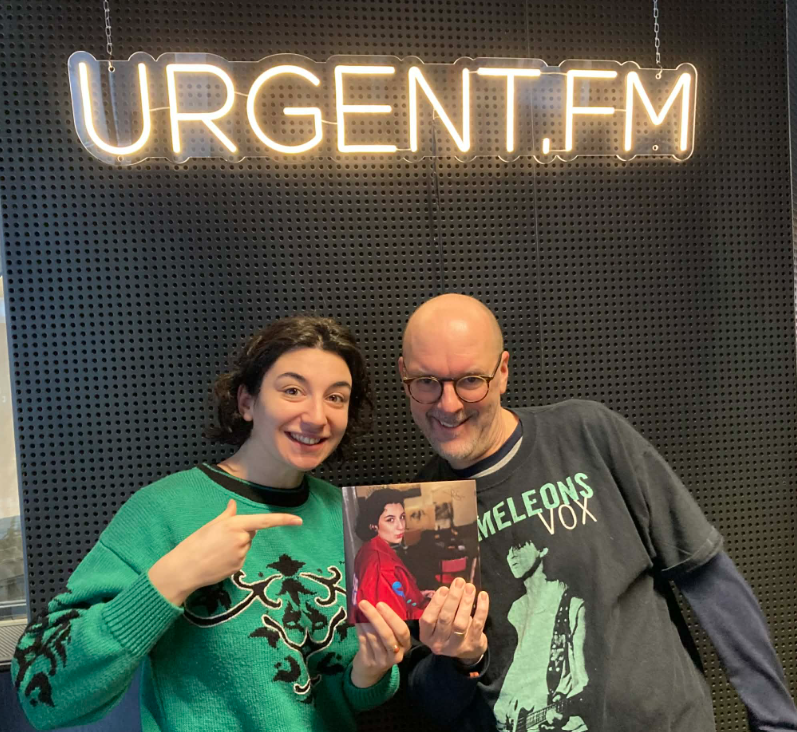 ROSIE STUART BIJ URGENT FM © URGENT FM