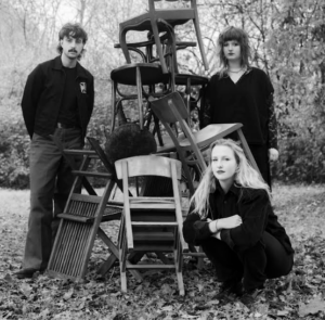 STOELEN EN BANKEN © Andreas Mussche